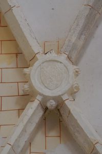 Asnois, église Saint-Hilaire, voûte de l'abside du collatéral nord, détail de la clef armoriée.