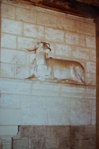 Cerf avec écusson armorié. Château de la Roche-du-Maine, salle des cerfs, cheminée (cliché : DRAC Nouv. Aquitaine).