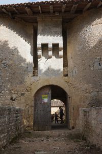 Chiré-en-Montreuil, château, bretèche du châtelet d'entrée.