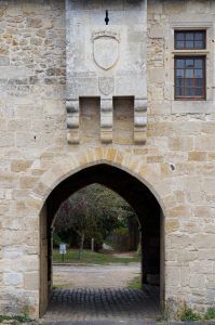 Fontaine-le-Comte, abbaye Notre-Dame, portail d'entrée avec bretèche armoriée.