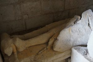 Gisant d'un homme en armure. Prieuré fontevriste de Guesnes, chapelle funéraire.