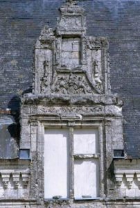 Lucarne armoriée. Château de la Roche-du-Maine, logis est (coté cour).