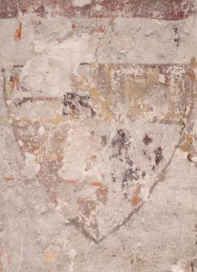 Armoirie contournée Castille-Léon. Nanteuil-en-Vallée, abbaye Saint-Benoit-et-Sainte-Marie, Hôtellerie (Ier étage, salle ouest, parois est).