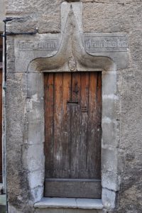 Porte inscrite et armoriée. Poitiers, maison 6, rue saint-Fortunat. 