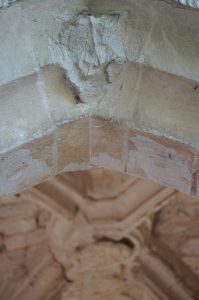 Prieuré fontevriste de Guesnes, chapelle latérale, arcade d'entrée et clef de voûte aux armes d'Anne d'Orléans.