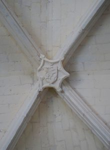 Prinçay, église Saint-Gervais-et-Saint-Protais, voûte de la chapelle seigneuriale avec écu aux armes des Tiercelin (?).