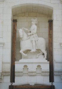 Statue équestre de Charles Tiercelin. Château de la Roche-du-Maine, châtelet d'entrée (après restauration).