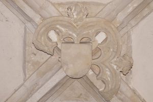 Curzay-sur-Vonne, église Saint-Martin, nef (IIIème travée), clef de voûte sculptée et armoriée.