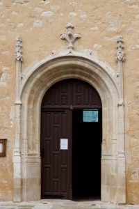 La Chapelle-Bâton, église Saint-Pierre ès liens, portail d'entrée.
