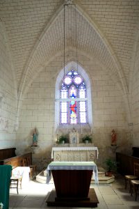 La Chapelle-Baton, église Saint-Pierre ès liens, intérieur, chieur avec éléments héraldisés.