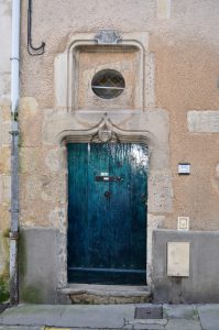 Maison (Poitiers 13, rue Jean Bouchet), porte d'entrée armoriée.