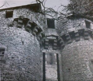Mauprevoir, château de la Rude-Paille, châtelet d'entrée.