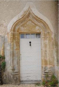 Mauprevoir, château de la Rude-Paille, porte d'entré de la tourelle du logis.