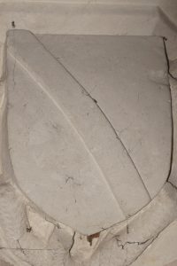 Écu aux armes des Lavrault. Naintré, église Saint-Vincent, chapelle latérale est.