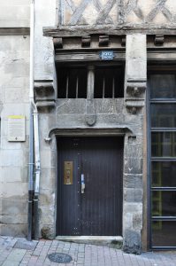 Poitiers, maison en pan de bois (22, rue de la chaîne), porte d'entrée armoriée.