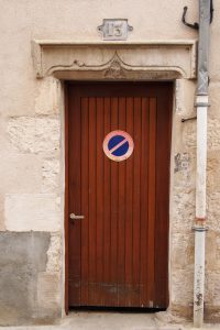 Porte armoriée. Poitiers, 13, rue des 4 roues, maison de particulier.