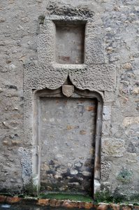 Porte armoriée. Poitiers, rue Arsène Orillard.