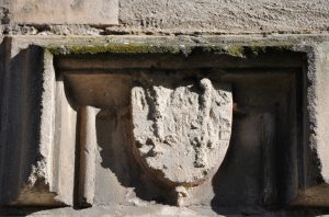 Relief aux armes d'un abbé (Hilaire Valory ?). Poiters, couvent Saint-Hilaire de la Celle, batiment claustrale