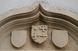 Armes de Pierre d'Aubusson accompagnées par deux écussons buchés. Saint-Georges-lès-Baillargeaux, l'Hopitau, portail de l'ancienne chapelle.