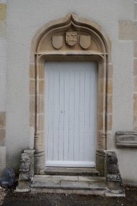 Saint-Georges-lès-Baillargeaux, l'Hopitau, porte de l'ancienne chapelle.