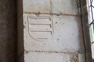 Armoirie gravée dans l'embrasure d'une fenêtre. Brux, Eglise Saint-Martin, chevet.