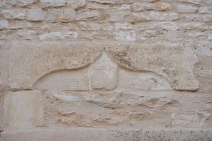 Linteau armorié remployé. Brux, Eglise Saint-Martin, sacristie.